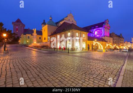 Vecchie case tradizionali colorate con illuminazione natalizia notturna, Poznan, Polonia Foto Stock