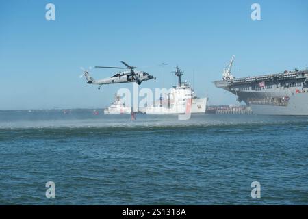 NORFOLK, va (19 ottobre 2024) Una squadra di elicotteri MH-60S Seahawk, assegnata all'HSC-28 "Dragon Whales", preforma una dimostrazione di ricerca e salvataggio durante la Naval Station (NAVSTA) Norfolk's Fleet Fest 2024, 19 ottobre 2024. Il NAVSTA Norfolk's Fleet Fest 2024 ha ospitato oltre XXXX ospiti e ha fornito tour delle navi, spettacoli dal vivo, dimostrazioni militari, un peperoncino cucinato e un carnevale gratuito. Foto Stock