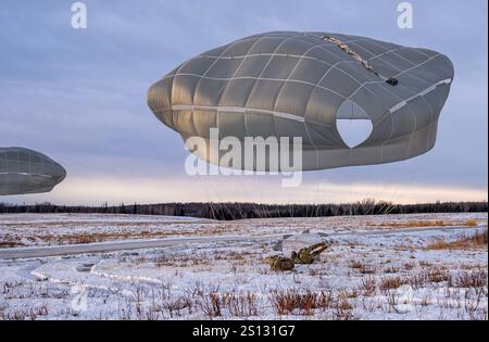 2nd Infantry Brigade, 11th Airborne Division Soldier salta a Malamute DZ durante uno dei loro numerosi salti invernali di addestramento. Foto Stock