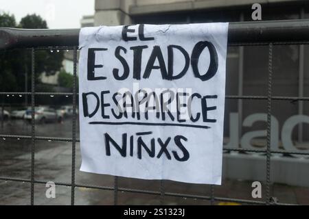 Quito, Ecuador. 30 dicembre 2024. Uno striscione appeso su una recinzione durante la dimostrazione. Le piogge sono arrivate e sono trascorsi 22 giorni dalla scomparsa dei quattro bambini di Las Malvinas, a Guayaquil. Decine di persone continuano a scendere in strada per manifestare pacificamente, chiedendo allo Stato di restituirli vivi. Credito: SOPA Images Limited/Alamy Live News Foto Stock