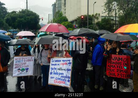 Quito, Ecuador. 30 dicembre 2024. Un gruppo di manifestanti tiene dei cartelli durante la dimostrazione. Le piogge sono arrivate e sono trascorsi 22 giorni dalla scomparsa dei quattro bambini di Las Malvinas, a Guayaquil. Decine di persone continuano a scendere in strada per manifestare pacificamente, chiedendo allo Stato di restituirli vivi. Credito: SOPA Images Limited/Alamy Live News Foto Stock