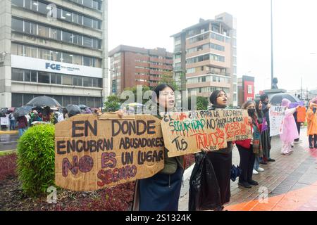 Quito, Ecuador. 30 dicembre 2024. Un gruppo di manifestanti tiene dei cartelli durante la dimostrazione. Le piogge sono arrivate e sono trascorsi 22 giorni dalla scomparsa dei quattro bambini di Las Malvinas, a Guayaquil. Decine di persone continuano a scendere in strada per manifestare pacificamente, chiedendo allo Stato di restituirli vivi. Credito: SOPA Images Limited/Alamy Live News Foto Stock