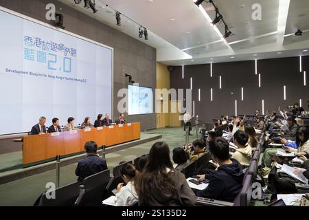 Hong Kong, Cina.30 dicembre 2024. Rosanna Law (C), segretaria di Hong Kong per la cultura, lo sport e il turismo, partecipa a una conferenza stampa per rilasciare il piano di sviluppo per l'industria del turismo di Hong Kong 2,0 il 30 dicembre 2024 a Hong Kong, Cina. Crediti: Chen Yongnuo/China News Service/Alamy Live News Foto Stock