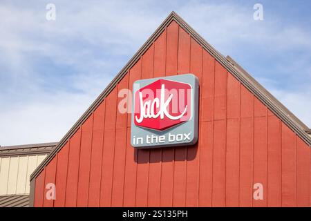 Temecula, California, Stati Uniti - 04-08-2019: Vista di un cartello del negozio per la catena di hamburger conosciuta come Jack in the Box. Foto Stock