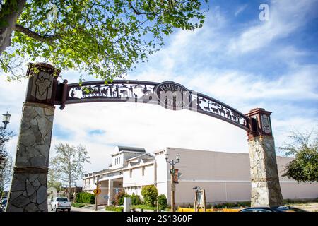 Temecula, California, Stati Uniti - 04-08-2019: Una veduta del cartello d'ingresso che sovrasta il centro di Temecula. Foto Stock