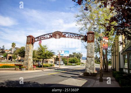 Temecula, California, Stati Uniti - 04-08-2019: Una veduta del cartello d'ingresso che sovrasta il centro di Temecula. Foto Stock