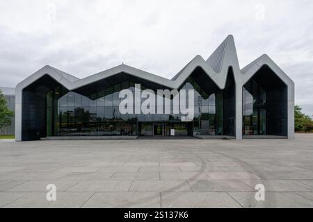 Glasgow, Regno Unito - 13 luglio 2024: Vista esterna del Riverside Museum, un edificio progettato dall'architetto Zaha Hadid per ospitare il Glasgow Museum of Transpo Foto Stock