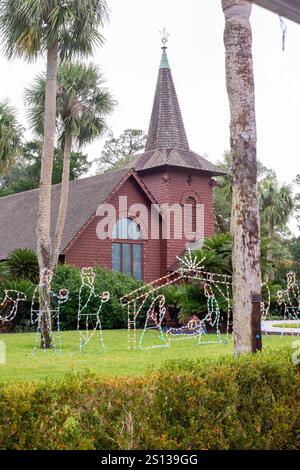 Il National Historic Landmark District di Jekyll Island offre un'occhiata alle ex case dei cittadini più ricchi del mondo a Natale. Foto Stock