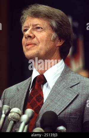 Il governatore Jimmy Carter (Democratico della Georgia), candidato alla nomina democratica del 1976 per il presidente degli Stati Uniti, parla davanti ai membri e ai dipendenti della camera degli Stati Uniti nel Rayburn House Office Building a Washington, DC il 15 maggio 1976. Credito: Arnie Sachs / CNP / MediaPunch Foto Stock