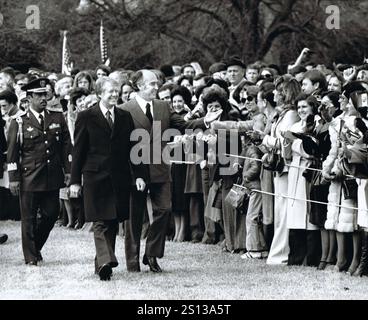 Il presidente degli Stati Uniti Jimmy Carter, centro, e il presidente José López Portillo del Messico, giusto, accolgono gli ospiti dopo aver esaminato le truppe durante la cerimonia di arrivo dello Stato alla Casa Bianca di Washington, DC lunedì 14 febbraio 1977.credito: Benjamin E. "Gene" forte / CNP / MediaPunch Foto Stock