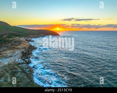 Alba sul mare da Putty Beach n Bouddi National Park a Killcare Heights sulla Central Coast, NSW, Australia. Foto Stock