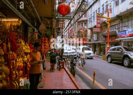Binondo, Manila, Filippine. 17 novembre 2022. Strada colorata nella Chinatown di Manila. Foto Stock