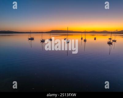 Alba sull'acqua di Brisbane, con cieli prevalentemente limpidi e una piccola nuvola luminosa alta intorno al Couche Park, Koolewong sulla costa centrale, NSW, Australi Foto Stock