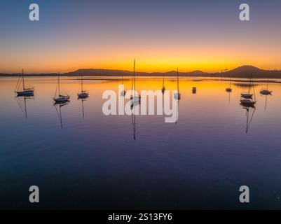Alba sull'acqua di Brisbane, con cieli prevalentemente limpidi e una piccola nuvola luminosa alta intorno al Couche Park, Koolewong sulla costa centrale, NSW, Australi Foto Stock