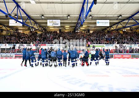 Jubel, Freude bei den Iserlohn Roosters nach dem 2:1 Sieg über die Düsseldorfer EG, GER, Iserlohn Roosters vs. Duesseldorfer EG, Eishockey, Penny-DEL, 32. Spieltag, Spielzeit 2024/2025, 30.12.2024, foto: Jonas Brockmann/Eibner-Pressefoto Foto Stock