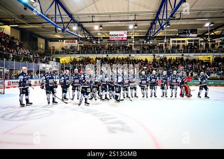 Jubel, Freude bei den Iserlohn Roosters nach dem 2:1 Sieg über die Düsseldorfer EG, GER, Iserlohn Roosters vs. Duesseldorfer EG, Eishockey, Penny-DEL, 32. Spieltag, Spielzeit 2024/2025, 30.12.2024, foto: Jonas Brockmann/Eibner-Pressefoto Foto Stock