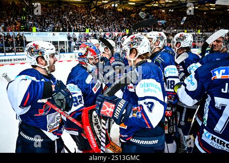 Jubel, Freude bei den Iserlohn Roosters nach dem 2:1 Sieg über die Düsseldorfer EG, GER, Iserlohn Roosters vs. Duesseldorfer EG, Eishockey, Penny-DEL, 32. Spieltag, Spielzeit 2024/2025, 30.12.2024, foto: Jonas Brockmann/Eibner-Pressefoto Foto Stock