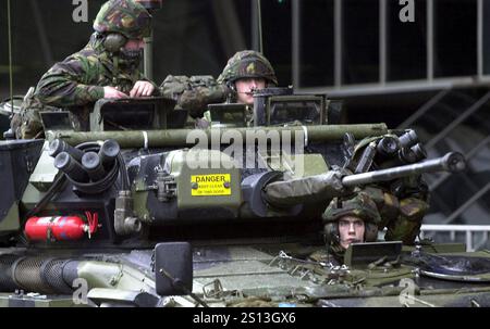 Foto del file datata 11/2/2003, delle truppe britanniche al Terminal 4 dell'aeroporto Heathrow di Londra. I ministri del governo di Tony Blair sono stati sorpresi dalla portata di un'operazione militare per garantire l'aeroporto di Heathrow, nel timore di un imminente attacco terroristico di al Qaida, secondo i documenti ufficiali appena rilasciati. I fascicoli rilasciati dagli Archivi nazionali di Kew, West London, mostrano che l'allora segretario di Stato David Blunkett disse al Gabinetto che, mentre lo spiegamento era stato concordato con i servizi di sicurezza e con i militari, non si aspettavano una dimostrazione di forza di alto profilo. Data di pubblicazione: Martedì dicembre Foto Stock