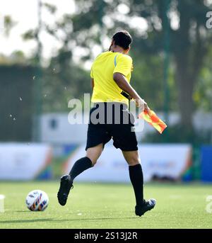 Bengaluru, India. 30 dicembre 2024. L'amichevole FIFA tra India e Maldive è stata interrotta per 15 minuti dopo che un linesman è stato colpito dalle api. Ha attraversato il campo alla ricerca di giocatori per trovare shelter.in Bengaluru, India. Credito: Ranjith Kumar/Alamy Live News. Foto Stock