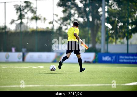 Bengaluru, India. 30 dicembre 2024. L'amichevole FIFA tra India e Maldive è stata interrotta per 15 minuti dopo che un linesman è stato colpito dalle api. Ha attraversato il campo alla ricerca di giocatori per trovare shelter.in Bengaluru, India. Credito: Ranjith Kumar/Alamy Live News. Foto Stock