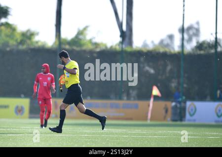 Bengaluru, India. 30 dicembre 2024. L'amichevole FIFA tra India e Maldive è stata interrotta per 15 minuti dopo che un linesman è stato colpito dalle api. Ha attraversato il campo alla ricerca di giocatori per trovare shelter.in Bengaluru, India. Credito: Ranjith Kumar/Alamy Live News. Foto Stock