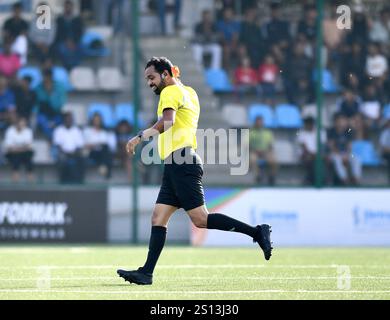 Bengaluru, India. 30 dicembre 2024. L'amichevole FIFA tra India e Maldive è stata interrotta per 15 minuti dopo che un linesman è stato colpito dalle api. Ha attraversato il campo alla ricerca di giocatori per trovare shelter.in Bengaluru, India. Credito: Ranjith Kumar/Alamy Live News. Foto Stock