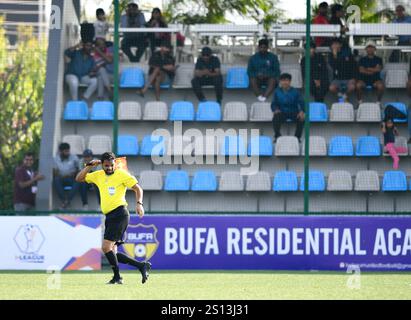 Bengaluru, India. 30 dicembre 2024. L'amichevole FIFA tra India e Maldive è stata interrotta per 15 minuti dopo che un linesman è stato colpito dalle api. Ha attraversato il campo alla ricerca di giocatori per trovare shelter.in Bengaluru, India. Credito: Ranjith Kumar/Alamy Live News. Foto Stock