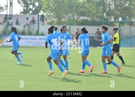 Bengaluru, India. 30 dicembre 2024. Il Padukone-Dravid Centre for Sports Excellence di Bengaluru ha assistito a un'impressionante dimostrazione di punteggio mentre la squadra di calcio femminile dell'India dominava le Maldive con una strabiliante vittoria per 14-0 nella loro amichevole internazionale inaugurale lunedì. Bengaluru, India. Credito: Ranjith Kumar/Alamy Live News. Foto Stock