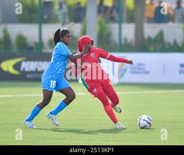 Bengaluru, India. 30 dicembre 2024. Il Padukone-Dravid Centre for Sports Excellence di Bengaluru ha assistito a un'impressionante dimostrazione di punteggio mentre la squadra di calcio femminile dell'India dominava le Maldive con una strabiliante vittoria per 14-0 nella loro amichevole internazionale inaugurale lunedì. Bengaluru, India. Credito: Ranjith Kumar/Alamy Live News. Foto Stock