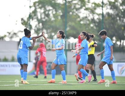 Bengaluru, India. 30 dicembre 2024. Il Padukone-Dravid Centre for Sports Excellence di Bengaluru ha assistito a un'impressionante dimostrazione di punteggio mentre la squadra di calcio femminile dell'India dominava le Maldive con una strabiliante vittoria per 14-0 nella loro amichevole internazionale inaugurale lunedì. Bengaluru, India. Credito: Ranjith Kumar/Alamy Live News. Foto Stock