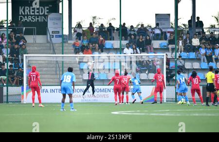 Bengaluru, India. 30 dicembre 2024. Il Padukone-Dravid Centre for Sports Excellence di Bengaluru ha assistito a un'impressionante dimostrazione di punteggio mentre la squadra di calcio femminile dell'India dominava le Maldive con una strabiliante vittoria per 14-0 nella loro amichevole internazionale inaugurale lunedì. Bengaluru, India. Credito: Ranjith Kumar/Alamy Live News. Foto Stock