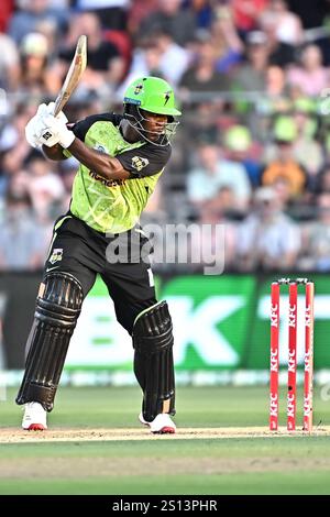 Sydney, Australia. 30 dicembre 2024. Sherfane Rutherford dei Sydney Thunder batte durante la partita di Big Bash League tra Sydney Thunder e Melbourne Renegades all'ENGIE Stadium. I Sydney Thunder vincono la partita di Big Bash League contro i Melbourne Renegades all'ENGIE Stadium per 8 punti. Sydney Thunder: 156/4 (20 over), Melbourne Renegades 148/8 (20 over). Credito: SOPA Images Limited/Alamy Live News Foto Stock