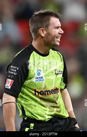 Sydney, Australia. 30 dicembre 2024. David Warner dei Sydney Thunder sorride al suo compagno di squadra durante la partita di Big Bash League tra Sydney Thunder e Melbourne Renegades all'ENGIE Stadium. I Sydney Thunder vincono la partita di Big Bash League contro i Melbourne Renegades all'ENGIE Stadium per 8 punti. Sydney Thunder: 156/4 (20 over), Melbourne Renegades 148/8 (20 over). (Foto di Ayush Kumar/SOPA Images/Sipa USA) credito: SIPA USA/Alamy Live News Foto Stock