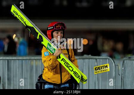 Garmisch Partenkirchen, Germania. 30 dicembre 2024. Katharina Schmid (Deutschland) Tour di due notti Garmisch Partenkirchen Training und Qualifikation Frauen Saison 2024/25, Garmisch-Partenkirchen, Olympiaschanze AM 30.12.2024 credito: dpa/Alamy Live News Foto Stock