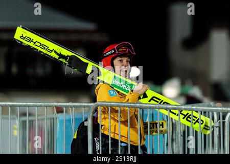 Garmisch Partenkirchen, Germania. 30 dicembre 2024. Katharina Schmid (Deutschland) Tour di due notti Garmisch Partenkirchen Training und Qualifikation Frauen Saison 2024/25, Garmisch-Partenkirchen, Olympiaschanze AM 30.12.2024 credito: dpa/Alamy Live News Foto Stock