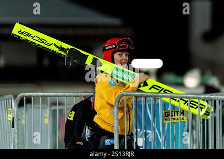 Garmisch Partenkirchen, Germania. 30 dicembre 2024. Katharina Schmid (Deutschland) Tour di due notti Garmisch Partenkirchen Training und Qualifikation Frauen Saison 2024/25, Garmisch-Partenkirchen, Olympiaschanze AM 30.12.2024 credito: dpa/Alamy Live News Foto Stock