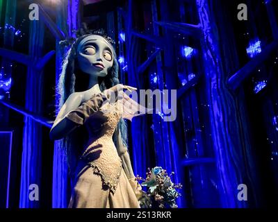 Milano, Italia. 30 dicembre 2024. La statua di Emily di Corpse Bride è in mostra al labirinto di Tim Burton alla fabbrica del vapore di Milano, Italia, il 2024 dicembre (foto di Mairo Cinquetti/NurPhoto). Crediti: NurPhoto SRL/Alamy Live News Foto Stock