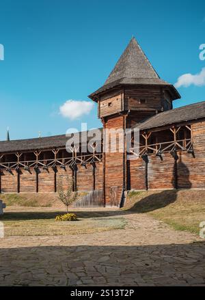 Torre settentrionale della Cittadella della Fortezza di Baturyn in una giornata di sole autunno. Alte pareti in legno del vecchio castello - vista dal cortile interno. Foto Stock
