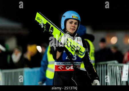 Garmisch Partenkirchen, Germania. 30 dicembre 2024. Lara Malsiner (italiano) Tour di due notti Garmisch Partenkirchen Training und Qualifikation Frauen Saison 2024/25, Garmisch-Partenkirchen, Olympiaschanze AM 30.12.2024 credito: dpa/Alamy Live News Foto Stock