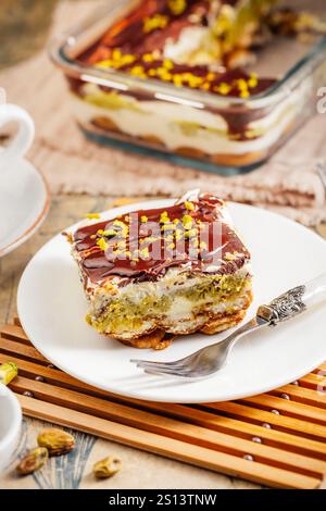 Tiramisù fatto in casa con mousse al pistacchio e cioccolato fondente Foto Stock