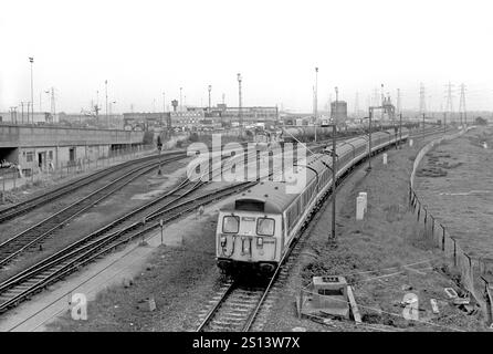 Un paio di unità multiple elettriche di Classe 308 guidate da 308156 che formano un servizio Network Southeast passando i cantieri di Ripple Lane il 20 maggio 1991. Un paio di unità multiple elettriche di Classe 308 guidate da 308156 che formano un servizio di rete Sud-Est diretto a Londra Fenchurch Street passando i cantieri di Ripple Lane il 20 maggio 1991. Foto Stock