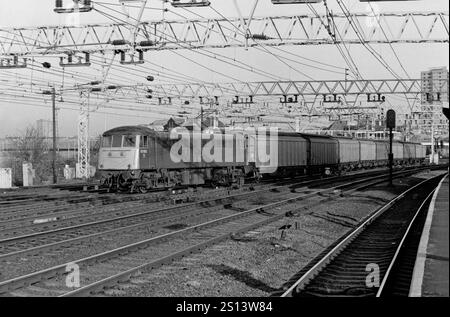 Una locomotiva elettrica di classe 85 numero 85103 che lavora su un treno merci formato da furgoni a Stratford il 3 gennaio 1991. Foto Stock