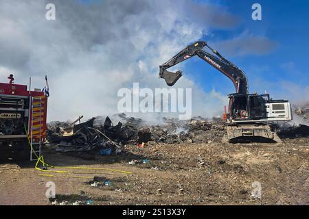 5 dicembre 2024 i vigili del fuoco stanno estinguendo un incendio scoppiato in un sito locale di smaltimento dei rifiuti fotografato a Isfiya, Israele Foto Stock