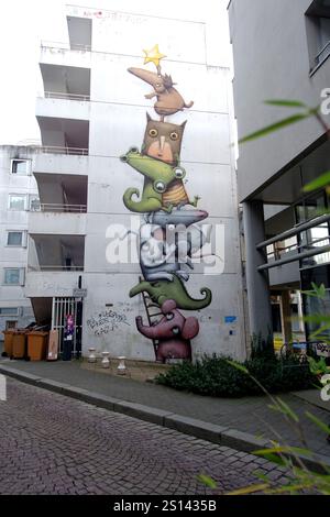 Facciata dipinta di un edificio residenziale a torre, vari animali si aprono l'uno sull'altro e raggiungono le stelle, Francia, Bretagna, Saint-Brieuc Foto Stock