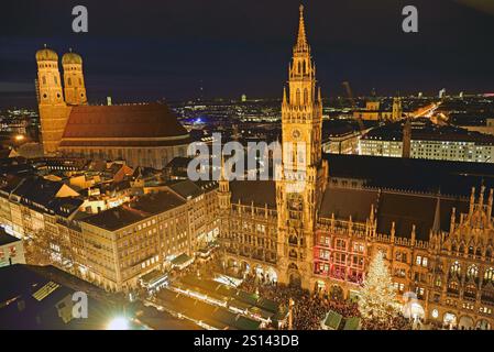 Marienplatz a Natale la sera, Frauenkirche e nuovo Municipio, Germania, Baviera, Monaco di Baviera Foto Stock