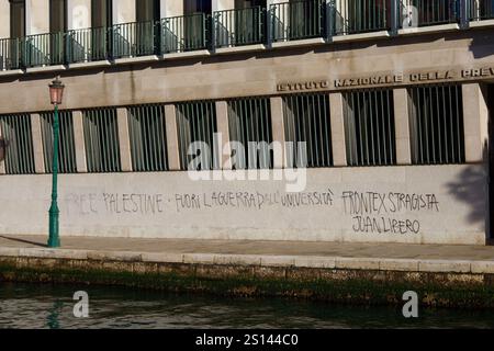 Venezia, Italia. 28 dicembre 2024. Messaggio politico scritto in lingua italiana su un muro di una scuola di Juan libero. Slogan della Palestina libera. Foto Stock