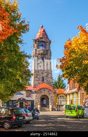 CERNA STUDNICE - 11 OTTOBRE 2015: Cerna Studnice - torre di avvistamento in pietra nei Monti Jizera, Repubblica Ceca. Soleggiato giorno d'autunno. Foto Stock