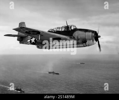 Un Grumman TBF Avenger in volo. Un bombardiere silurante americano dell'era della seconda guerra mondiale sviluppato inizialmente per la Marina e il corpo dei Marines degli Stati Uniti, ma alla fine utilizzato da diversi servizi di aviazione aerea e navale in tutto il mondo. Entrò in servizio negli Stati Uniti nel 1942, e prese parte per la prima volta alla battaglia di Midway. Nonostante la perdita di cinque dei sei Vendicatori al suo debutto in combattimento, sopravvisse in servizio fino a diventare il bombardiere silurante più utilizzato della seconda guerra mondiale Foto Stock