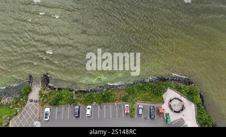 Foto del file datata 23/07/24, di una vista generale delle concentrazioni di alghe Blue Green sulle rive del Lough Neagh nel Co Antrim. L'introduzione di tassi d'acqua nell'Irlanda del Nord potrebbe essere la chiave per affrontare il crollo delle infrastrutture per le acque reflue e l'impatto sulle vie navigabili, come è stato suggerito. Arriva quando lo Stormont Executive lavora per fermare una crisi ambientale a Lough Neagh, dove le nebulose fioriture di alghe blu-verdi hanno coperto la superficie dell'acqua nelle ultime due estati. Data di pubblicazione: Martedì 31 dicembre 2024. Foto Stock
