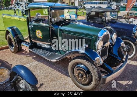 Lisbona, Portogallo - 29 settembre 2024: Raro rimorchio d'epoca Reboque Citroen C6 prodotto nel 1931 da Citroen, Francia, nella giornata di sole in un ambiente urbano. Foto Stock